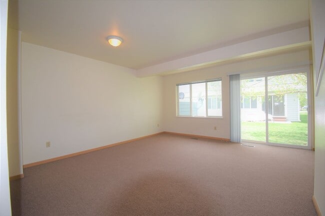 Building Photo - Centrally Located 3b 1.5ba Townhouse with attached Garage and Patio!