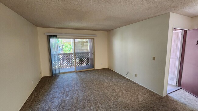 Building Photo - 2 Bedroom Condo in Mission Valley