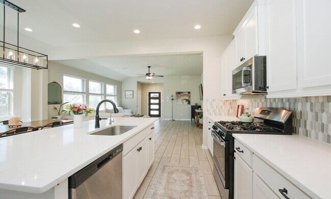 Building Photo - 320 Rise Ln