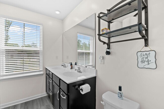Building Photo - Beautiful 4-Bedroom Home with Fenced Backyard & Open Floor Plan!