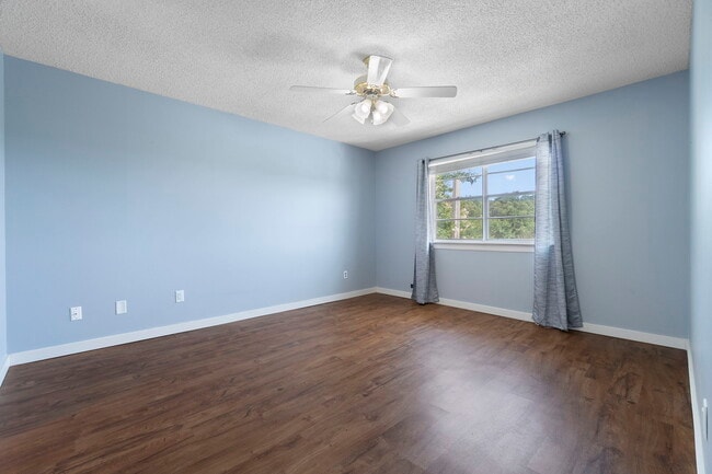 Building Photo - 1100 Shoreline Dr