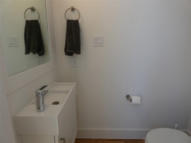 Building Photo - 2317 Moser Ave