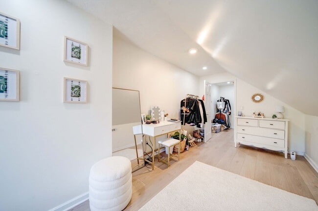 Building Photo - Ultimate 6-Bedroom House with Modern Kitchen, Baths & Private Parking!