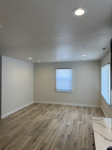 Building Photo - 683 6th Ave