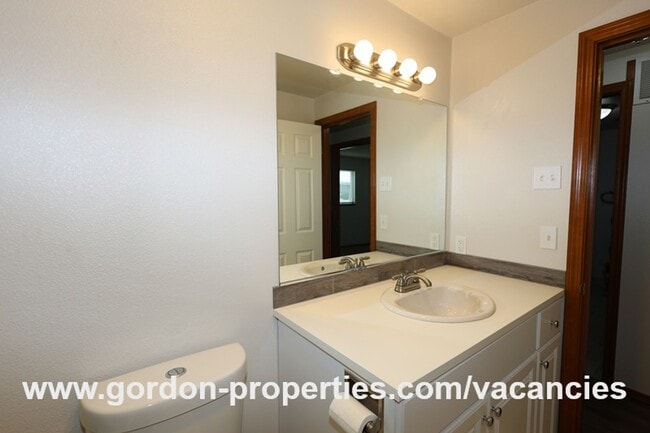 Building Photo - Webster Rd - Gladstone 2 bedroom duplex