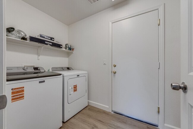 Building Photo - Fully Remodeled & Move-In Ready – Modern Finishes + Huge Loft!
