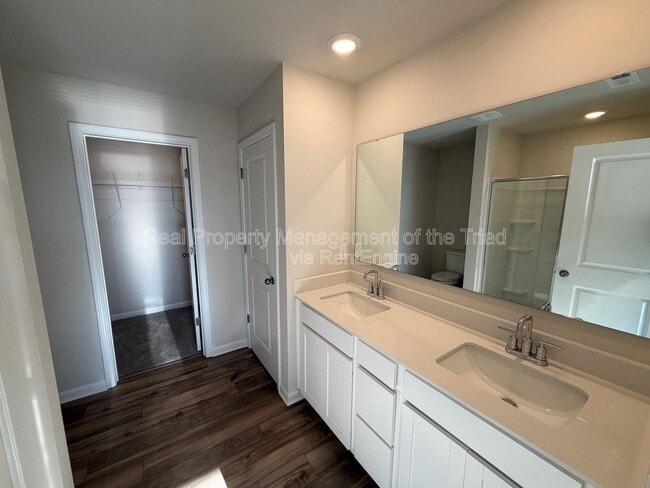 Building Photo - 329 Kingscote Wy