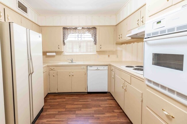 Building Photo - Charming 2 bedroom/2 bathroom Downstairs Unit