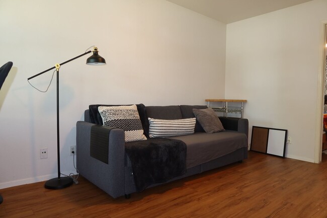 Building Photo - Hyde Park Country Condo - Furnished - 1BD/1BA - Covered Parking -Close to Everything