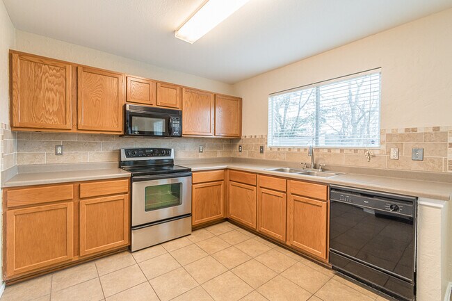 Building Photo - 137 Weeping Way