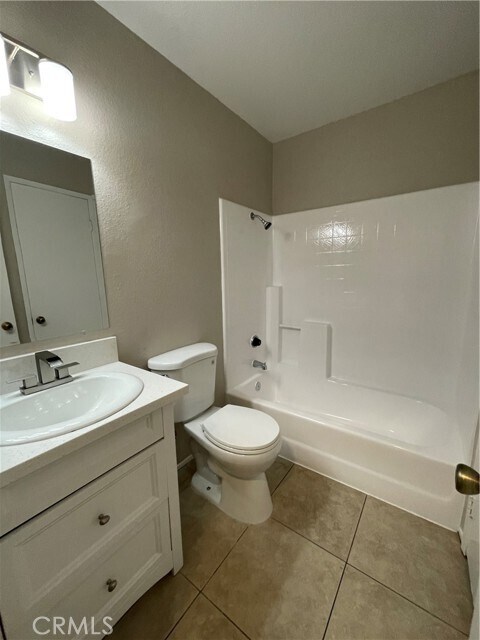 Building Photo - 326 W 9th St