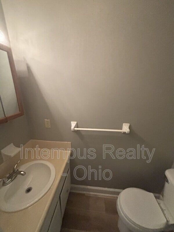 Building Photo - 10 King Arthur Ct