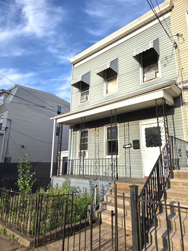 Building Photo - 190 Tonnelle Ave