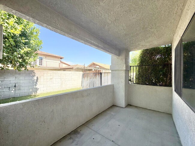 Building Photo - AVAILABLE NOW!! 3 Bedroom / 2 Bathroom Townhouse with pool in Cathedral City