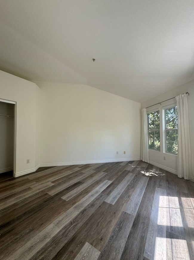 Building Photo - Modern Tri-Level Townhome in Tustin Ranch