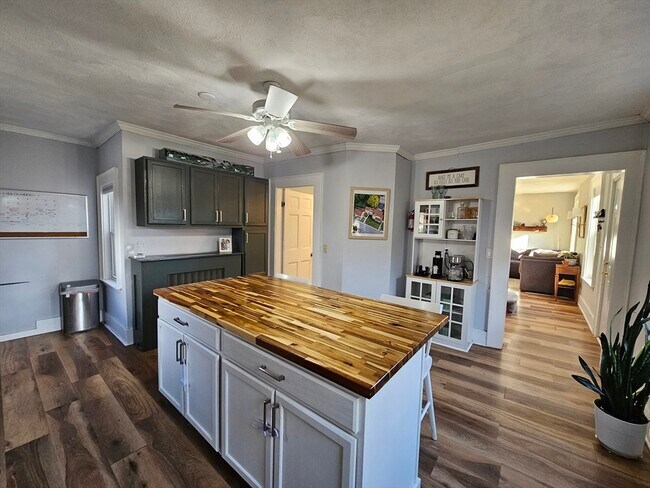 Building Photo - 32 Main St