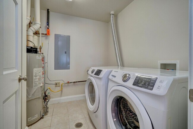 Building Photo - Super-Cool Lower Penthouse Condo Available 05-07-26!! Secured Entry, Garage Parking, Pet-Friendly!