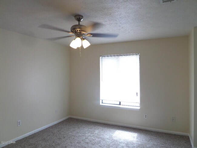 Building Photo - 3727 Greentree Pl