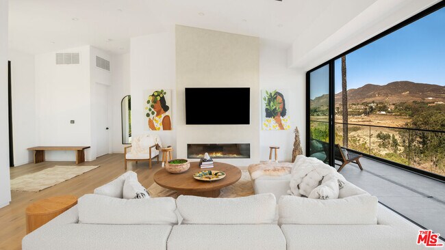Building Photo - 6656 Dume Dr