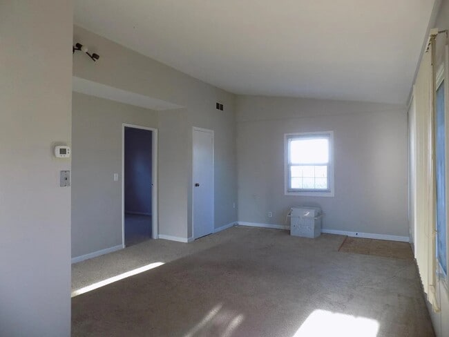 Building Photo - 1425 Evans Ave