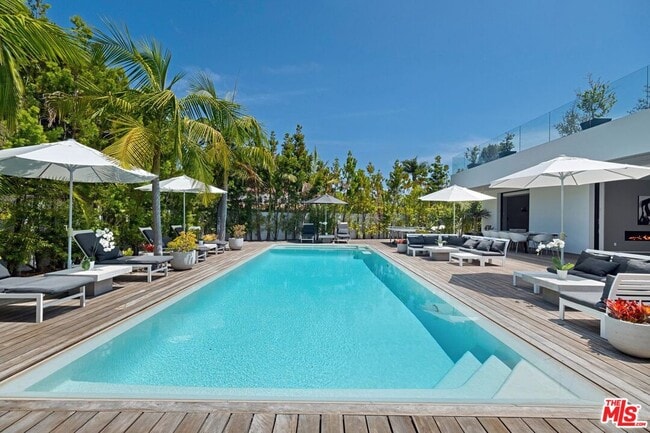 Building Photo - 9570 Sunset Blvd