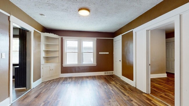 Building Photo - 4104 Clybourne