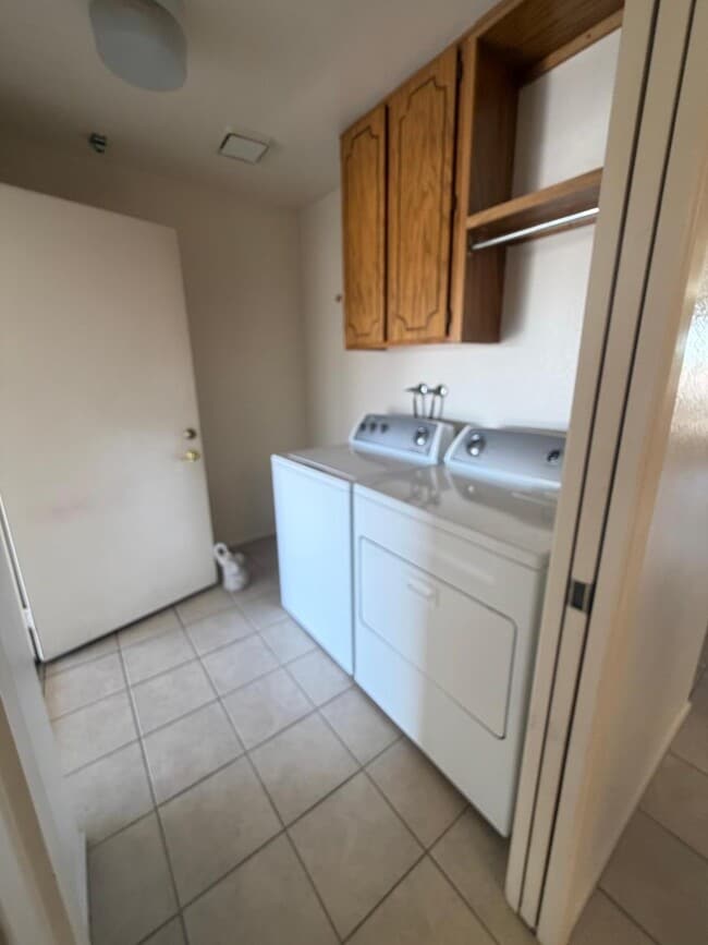 Building Photo - 520 S Greenfield Rd