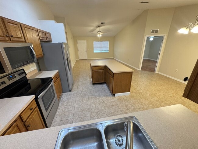 Building Photo - $300 OFF A MONTH OF RENT! Lovely, Spacious 2 Bedroom, 2 Bathroom Home in Sebring!!