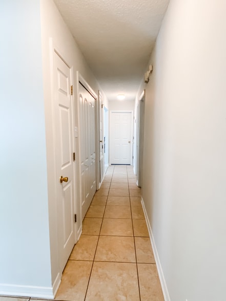 Building Photo - 405 Belle Chase Ct S