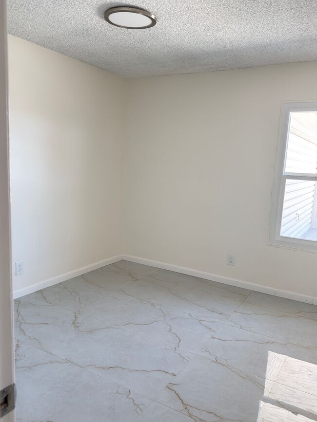 Building Photo - 15414 Eleanor Ln