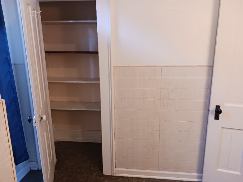 Building Photo - 721 W Main St