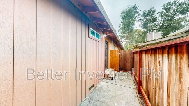 Building Photo - 531 Living Oak Ct