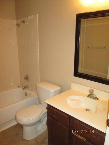 Building Photo - 2701 Fountainview Dr