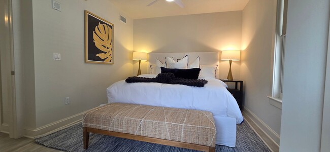 Building Photo - Recently remodeled condo near Baytown Wharf.