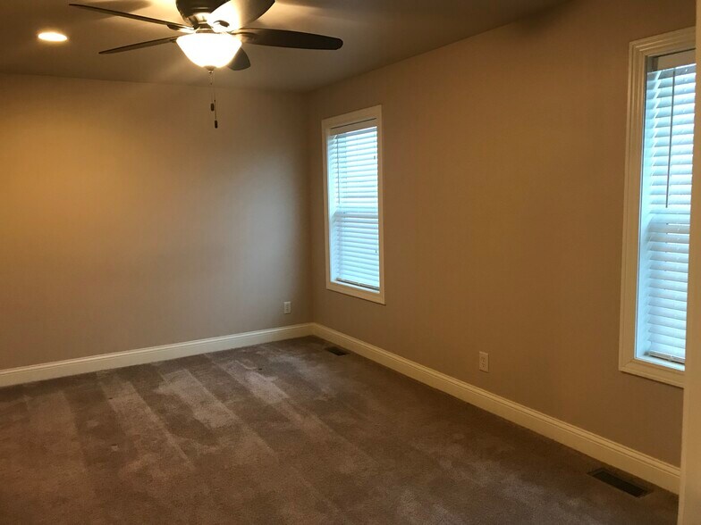 Master bedroom - 206 Stallion Way