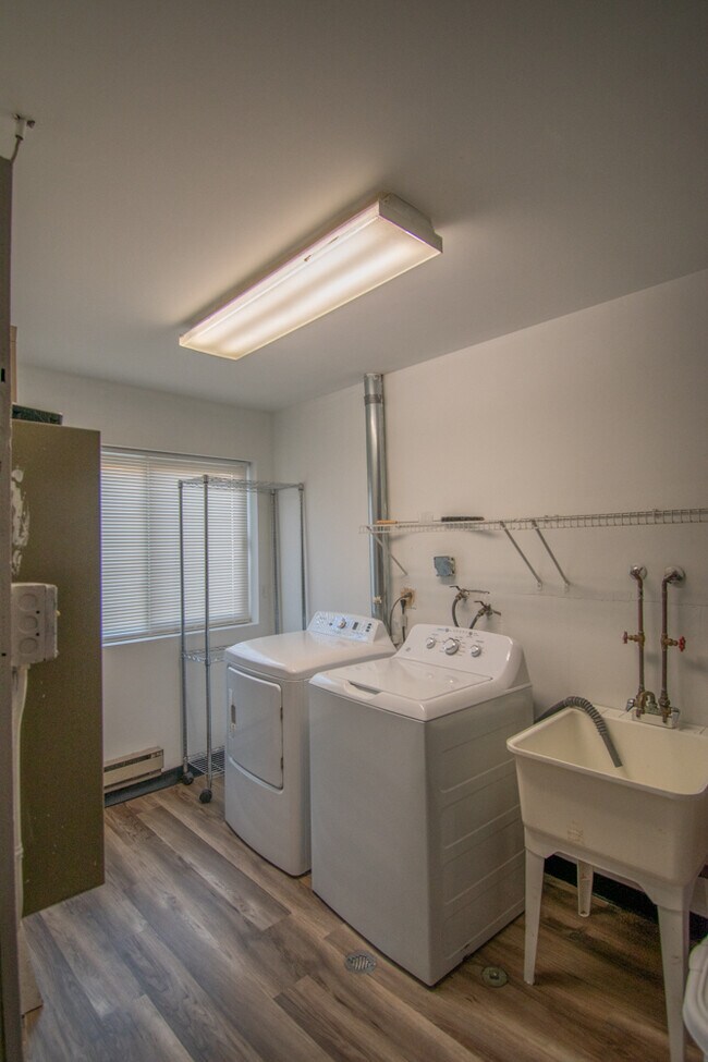 Building Photo - 14949 Lake View Dr