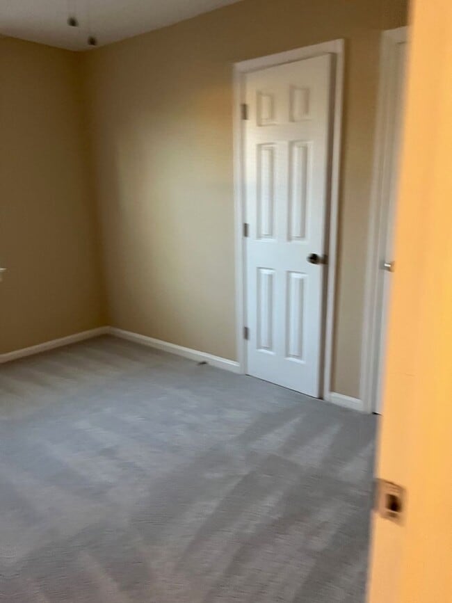 Building Photo - 3 Bedroom | 2 Bath | 1,098 Sq Ft | Updated Interior