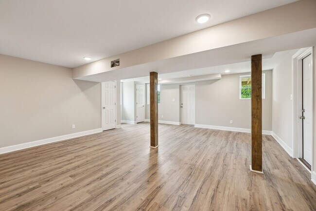 Building Photo - Sango Beauty With Finished Basement!