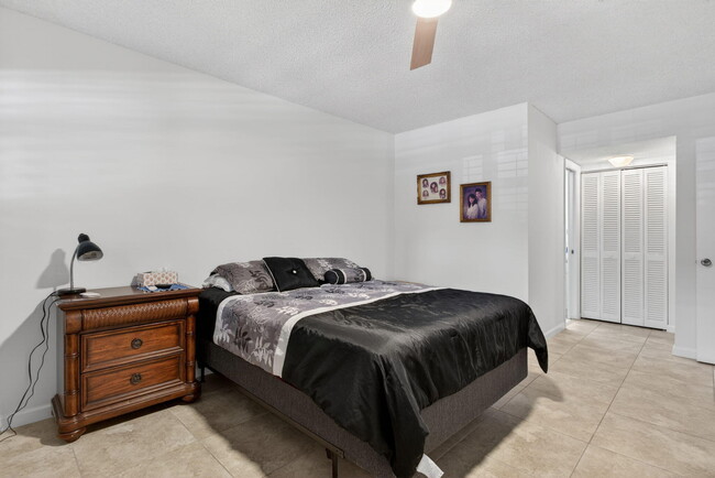 Building Photo - 3150 NE 48th Ct