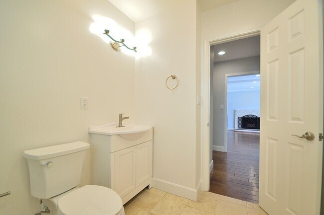 Building Photo - 3 Bedroom 2 bath Home, 2 Car garage, Air Conditioned