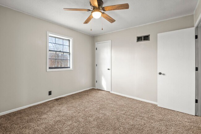 Building Photo - 246 SE 101st Rd