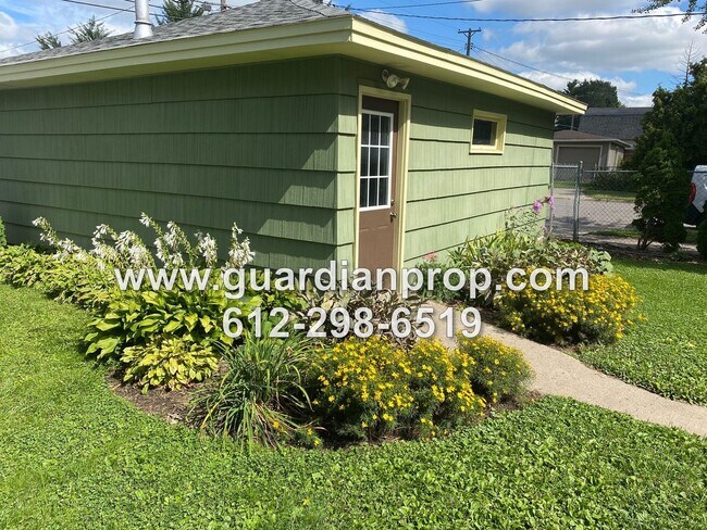 Building Photo - House on Corner Lot Available October 1st, Updated Kitchen/Bath, Fenced Yard, Back Deck, 2 Car Ga...