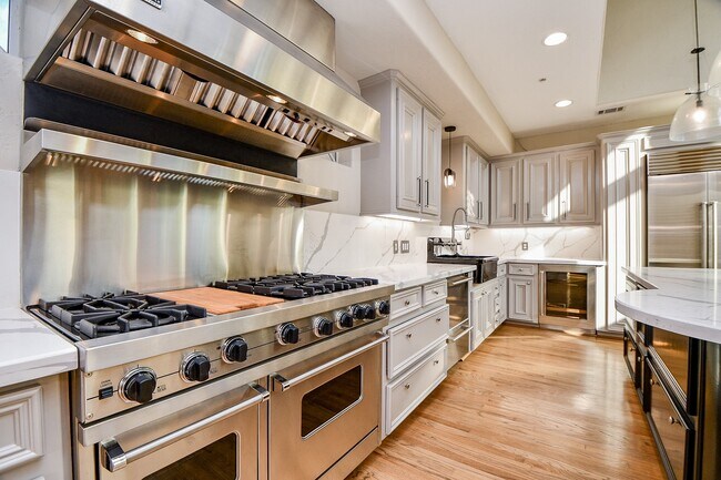 Building Photo - 2094 Brentwood Dr