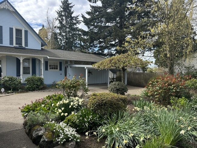 Building Photo - 795 E College St