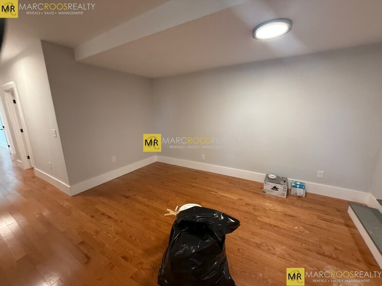 Building Photo - 118 Marginal St