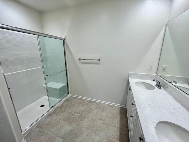 Building Photo - Beautiful Upgraded 3-Bedroom Townhouse in ...