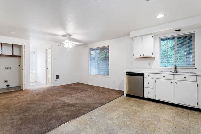 Building Photo - Beautiful 2 bed 1 bath apartment