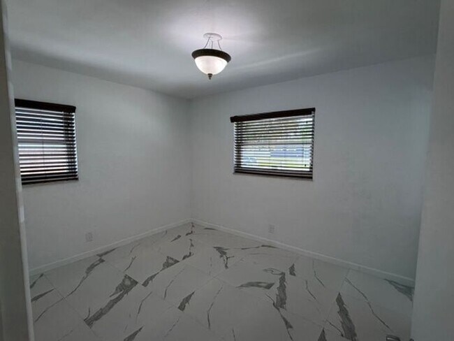 Building Photo - Easy Living with this 3 Bedroom Home on oversized fenced lot.