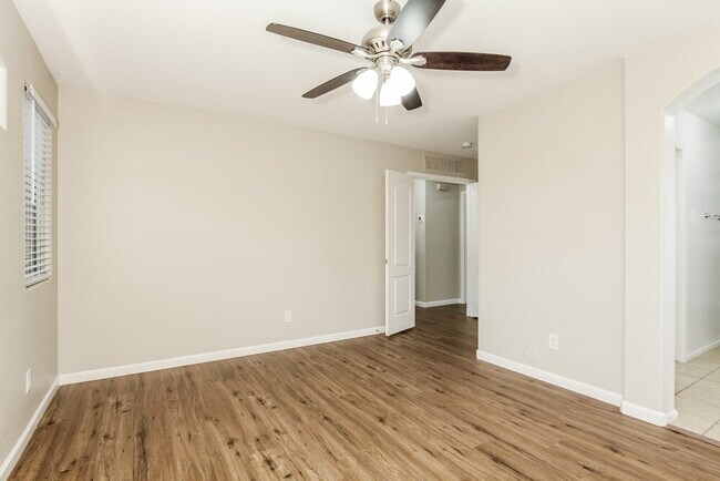 Building Photo - 9822 E Empress Ave