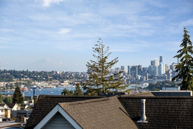 Building Photo - 3bd/1.75ba Seattle Townhome